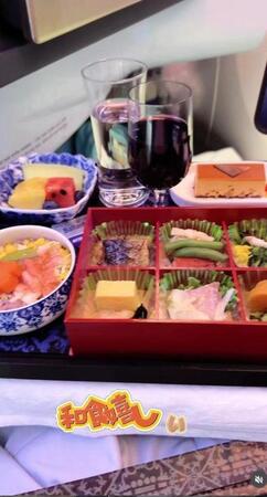 ビジネスクラスの機内食。手越祐也のインスタグラム＠ｙｕｙａ．ｔｅｇｏｓｈｉ１０５４（８月２２日付）より 