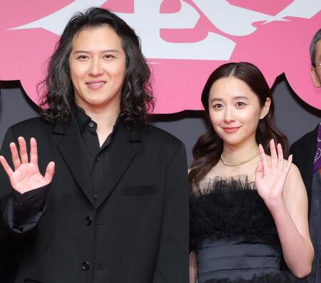 映画「八つ墓村」プレミアナイトで。堀田真由（右）＝１８日、都内