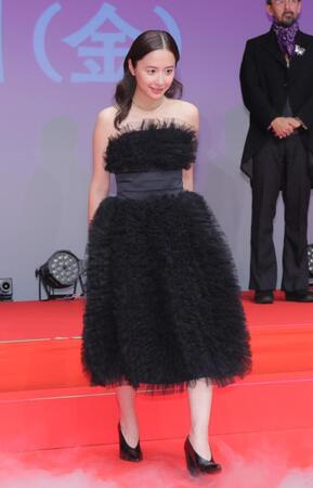 レッドカーペットを歩く堀田真由＝１８日