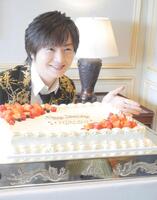 バースデーケーキを前に笑顔を見せる竹島宏
