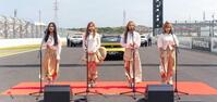 　国歌斉唱するＢｅ－ｒａｙの（左から）Ｃｏｃｏｍｉ、Ｅｍｉ、Ｍｉｃｈｅｌｌｅ、Ｈｉｎａｔａ
