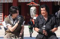 藤岡真威人（左）とトークする藤岡弘、（撮影・西岡正）