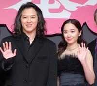 映画「八つ墓村」プレミアナイトで。堀田真由（右）＝１８日、都内