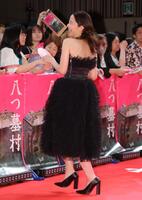 声援に笑顔を見せる堀田真由＝１８日、都内