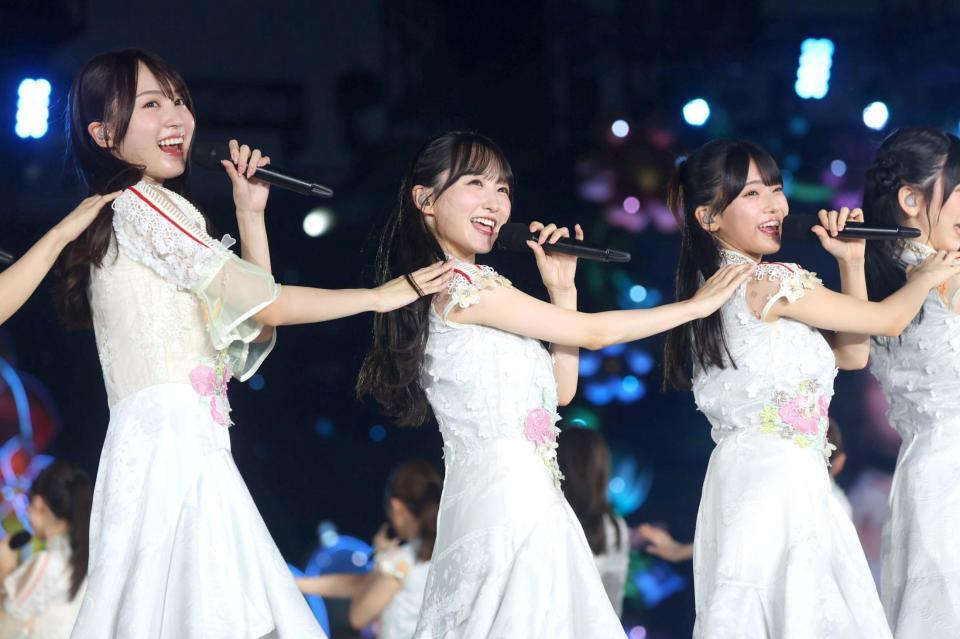聖地でパフォーマンスする乃木坂４６　ⓒ乃木坂４６ＬＬＣ　