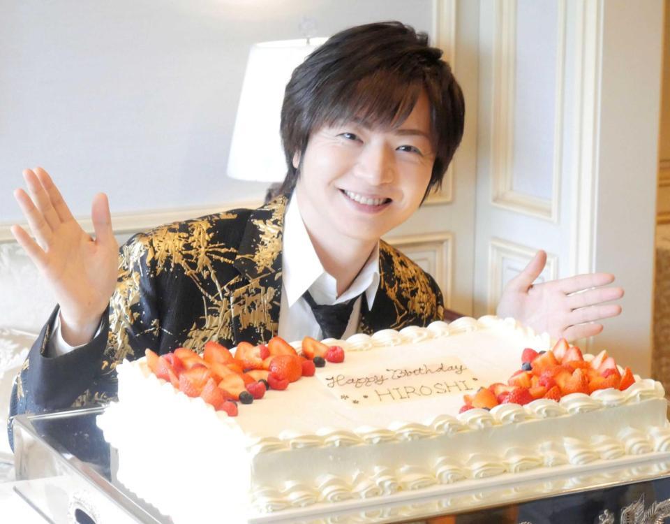 　誕生日ケーキの前で笑顔を見せる竹島宏