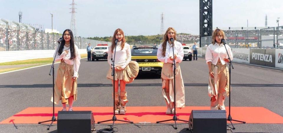 　国歌斉唱するＢｅ－ｒａｙの（左から）Ｃｏｃｏｍｉ、Ｅｍｉ、Ｍｉｃｈｅｌｌｅ、Ｈｉｎａｔａ