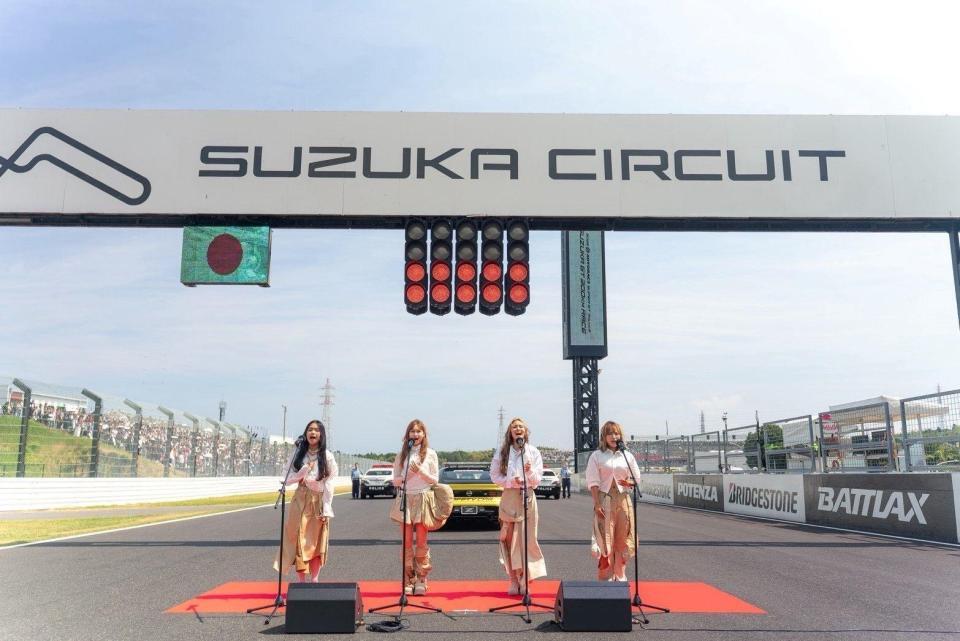 サーキット上の特設ステージで国歌斉唱を行った（左から）Ｃｏｃｏｍｉ、Ｅｍｉ、Ｍｉｃｈｅｌｌｅ、Ｈｉｎａｔａ