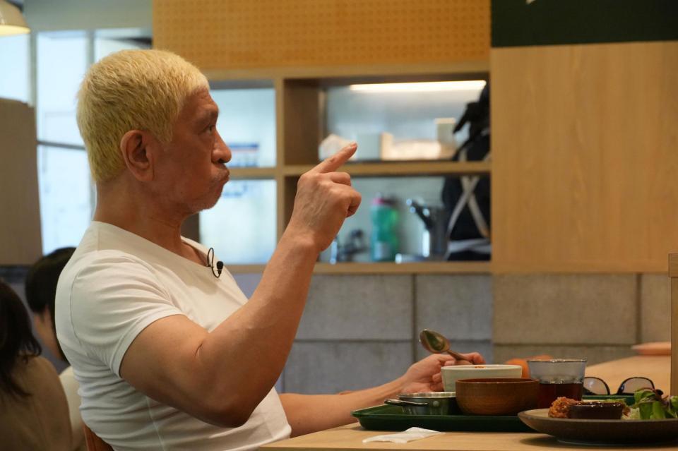 社員食堂を満喫する松本人志