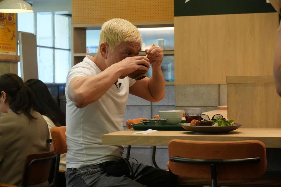 社員食堂を満喫する松本人志