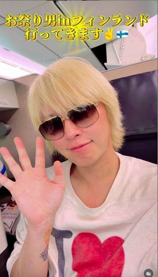 フィンランドへの機内で。手越祐也のインスタグラム＠ｙｕｙａ．ｔｅｇｏｓｈｉ１０５４（７月２６日付）より