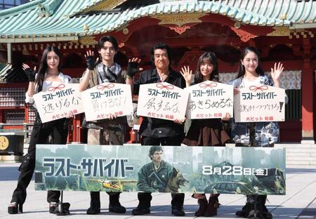 笑顔で手を振る（左から）天翔天音　藤岡真威人　藤岡弘、　藤岡舞衣　天翔愛（撮影・西岡正）　