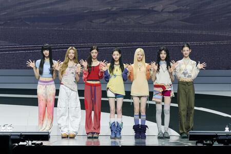 デビューショーケースに登場したＴＵＩＤＥの（左から）ＳＥＡＨ、ＥＬＥＮＡ、ＳＥＯＹＥＯＮ、ＪＩＡ、ＳＥＯＨＥＥ、ＳＡＫＩ、ＹＩ　ＨＡＮＩ　（Ｐ）＆（Ｃ）　ＡＢＤ