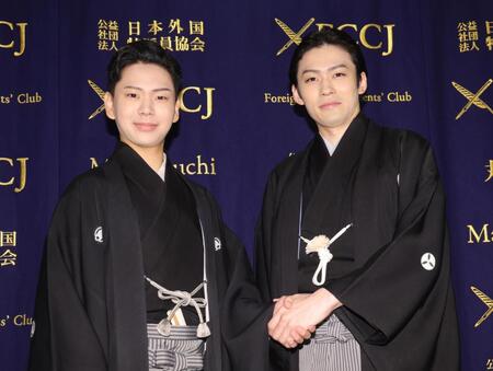握手をする尾上辰之助（左）と市川染五郎（撮影・佐々木彰尚）