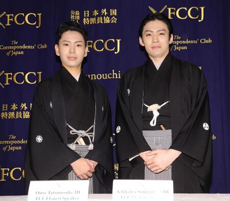 会見に出席した尾上辰之助（左）と市川染五郎（撮影・佐々木彰尚）