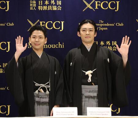 手を振る尾上辰之助（左）と市川染五郎（撮影・佐々木彰尚）