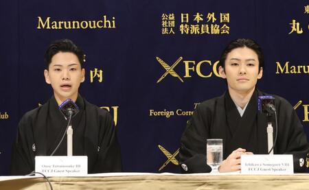 会見する尾上辰之助（左）と市川染五郎（撮影・佐々木彰尚）