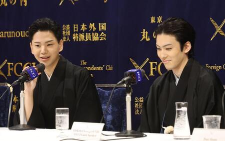 会見する尾上辰之助（左）と市川染五郎（撮影・佐々木彰尚）