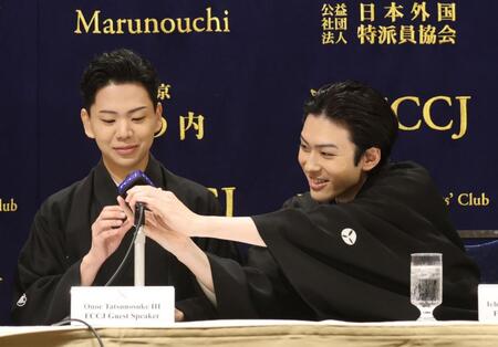 尾上辰之助（左）のマイクを調整する市川染五郎（撮影・佐々木彰尚）