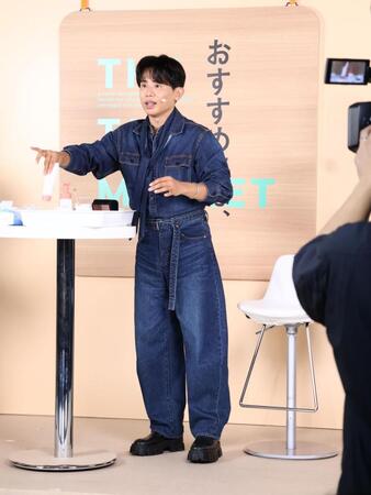 夏休み特別イベント「ヒロ先生の肌と美の学び舎」で参加者に直接レクチャーする小田切ヒロ氏