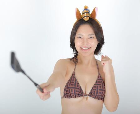 馬のカチューシャを着け、笑顔でステッキを振る蓮あおば（撮影・棚橋慶太）