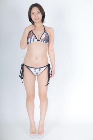 競走馬がプリントされた水着姿でポーズを決める蓮あおば（撮影・棚橋慶太）