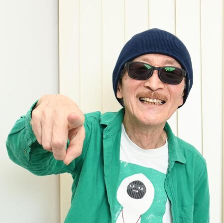 笑顔で指をさす上田正樹（撮影・園田高夫）