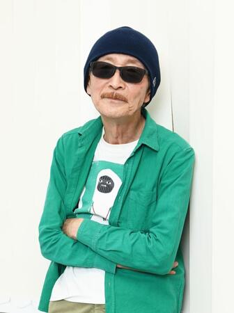 カッコ良くポーズを決める上田正樹（撮影・園田高夫）