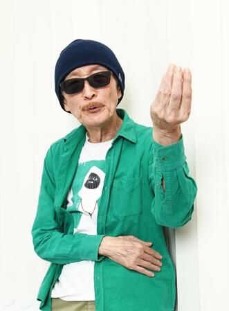 カッコ良くポーズを決める上田正樹（撮影・園田高夫）