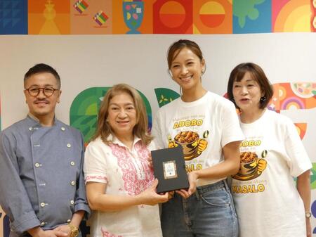 プロデュース商品をアピールする高橋ユウ（左から３人目）
