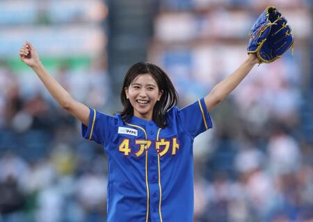 ファーストピッチを務める黒島結菜（撮影・金田祐二）