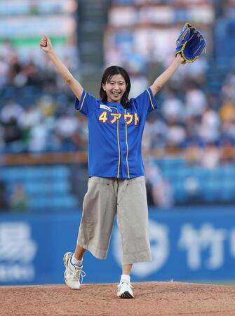 ファーストピッチを務める黒島結菜（撮影・金田祐二）