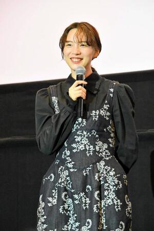 映画「平行と垂直」の舞台挨拶に出席したのん＝大阪府堺市