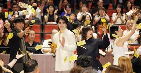 お札が舞う中登場した（左から）成宮寛貴、鈴鹿央士、森七菜、ＭＥＧＵＭＩ（撮影・吉澤敬太）