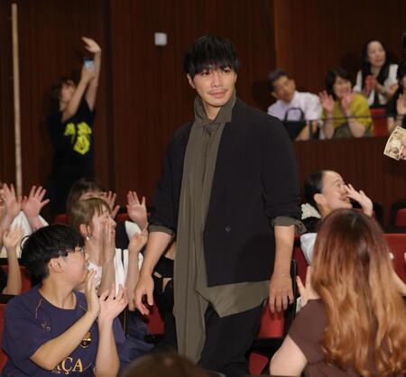 客席を通り登場した成宮寛貴（撮影・吉澤敬太）