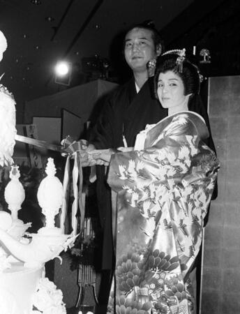 結婚披露宴でケーキに入刀する若嶋津と高田みづえさん＝１９８５年９月