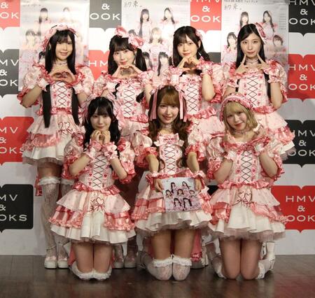 ポーズを決める（上段左から）北川愛乃、井上瑠夏、坂本真凛、石黒友月、（下段左から）倉島杏実、野村実代、佐藤佳穂