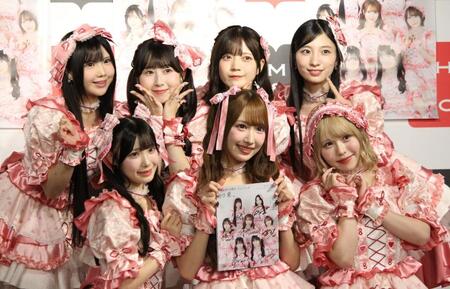 ポーズを決める（上段左から）北川愛乃、井上瑠夏、坂本真凛、石黒友月、（下段左から）倉島杏実、野村実代、佐藤佳穂