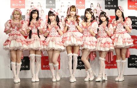 ポーズを決める（左から）佐藤佳穂、北川愛乃、井上瑠夏、野村実代、坂本真凛、倉島杏実、石黒友月