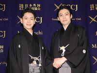 握手をする尾上辰之助（左）と市川染五郎（撮影・佐々木彰尚）