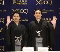 手を振る尾上辰之助（左）と市川染五郎（撮影・佐々木彰尚）