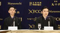 会見する尾上辰之助（左）と市川染五郎（撮影・佐々木彰尚）