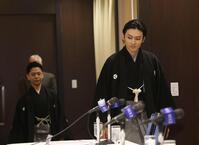 登壇する市川染五郎（右）と尾上辰之助（撮影・佐々木彰尚）