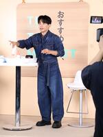 夏休み特別イベント「ヒロ先生の肌と美の学び舎」で参加者に直接レクチャーする小田切ヒロ氏