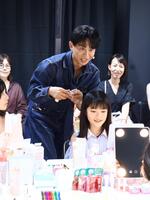 夏休み特別イベント「ヒロ先生の肌と美の学び舎」で参加者に直接レクチャーする小田切ヒロ氏