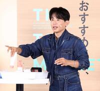 夏休み特別イベント「ヒロ先生の肌と美の学び舎」で参加者に直接レクチャーする小田切ヒロ氏　