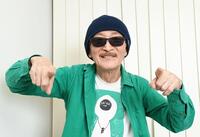 笑顔で指をさす上田正樹（撮影・園田高夫）