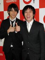 スマイルのウーイェイよしたか（右）と相方の瀬戸洋祐＝２０１６年５月