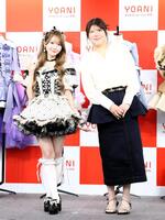 東京・代々木アニメーション学院「衣装デザイン科」開設記者発表会に登壇した（左から）＝ＬＯＶＥ・大谷映美里、衣装デザイナーの茅野しのぶ氏