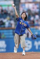 ファーストピッチを務める黒島結菜＝神宮（撮影・金田祐二）